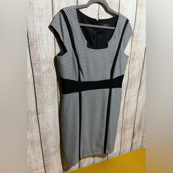 TAHARI Arthur S. Levine Elegant Black and White Houndstooth Dress, Size 12P - Picture 2 of 7